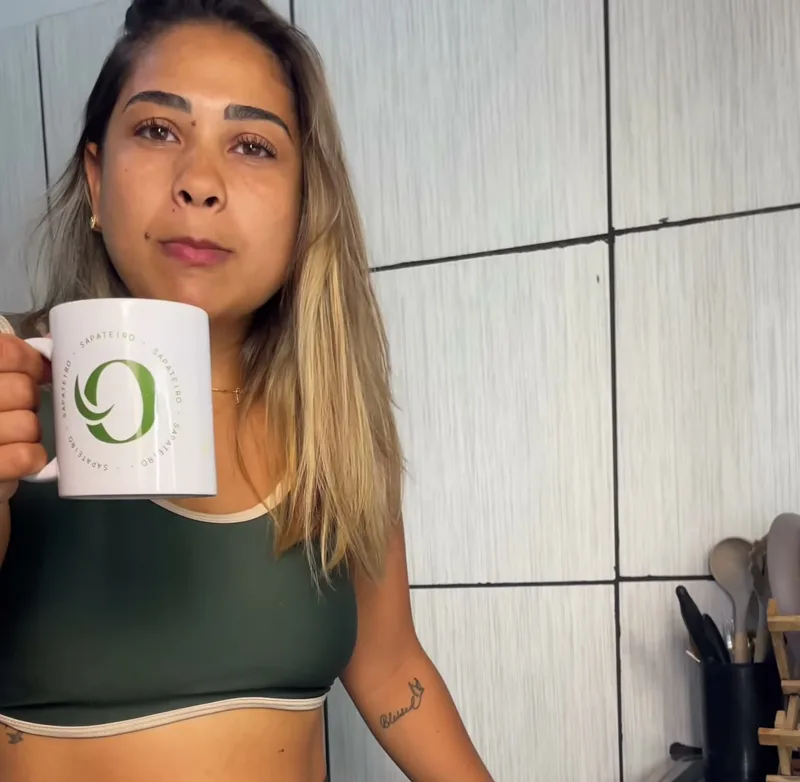 Huiara com a caneca de café
