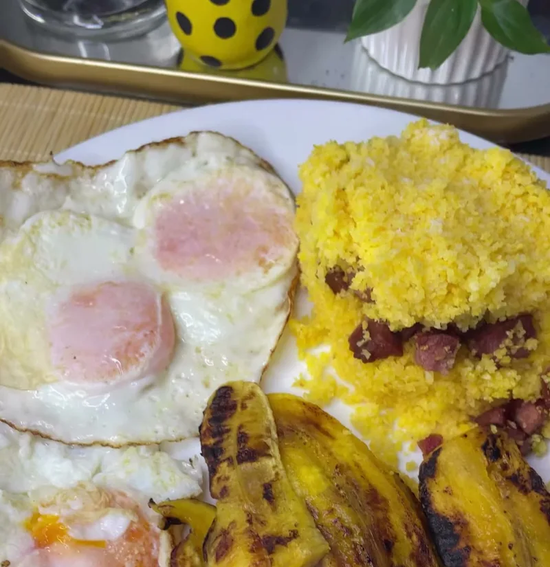 Prato com ovos e banana-da-terra
