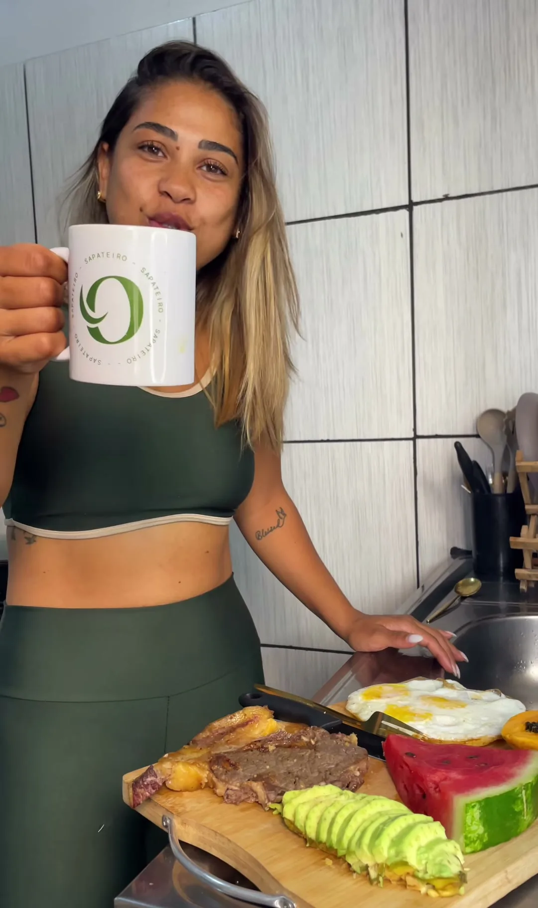 Huiara na cozinha com a caneca de café