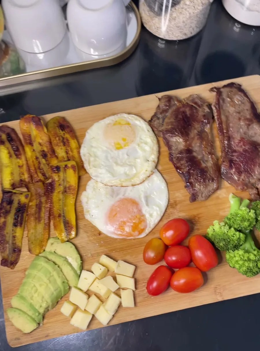 Tábua com ovos, carne e banana-da-terra