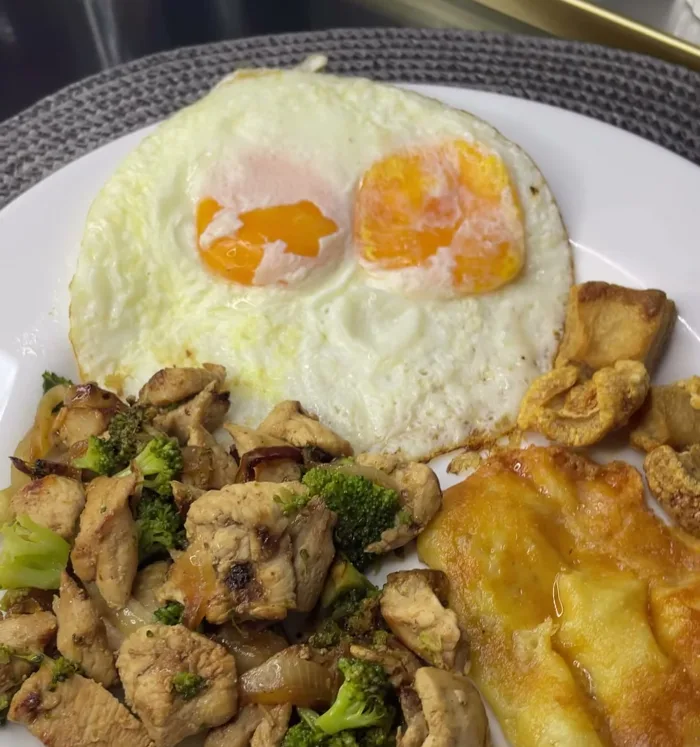 Prato com ovos e frango